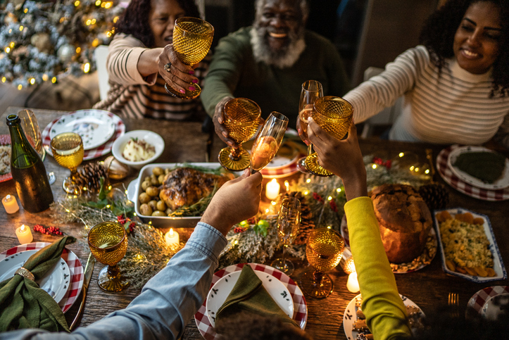 Restaurants für dein Weihnachtsessen in Oberschwaben. Die Familie stößt auf das Weihnachtsessen an.